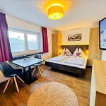 Appartements Bergfried - Ski In Ski Out, Inklusive Sommerkarte, Zentral Mit Ausblick Ueber Kaprun Apartment *