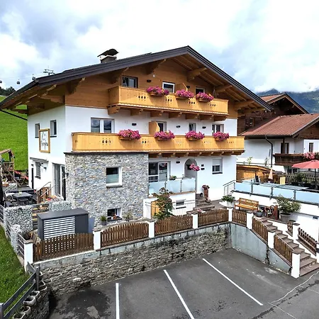 Appartements Bergfried - Inklusive Sommerkarte, Zentral Mit Ausblick Ueber Kaprun, Ski In Ski Out דירה קפרון