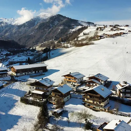 Appartements Bergfried - Inklusive Sommerkarte, Zentral Mit Ausblick Ueber Kaprun, Ski In Ski Out דירה קפרון