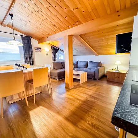 Appartements Bergfried - Ski In Ski Out Bis Ca Mitte Oder Ende Maerz, Inklusive Sommerkarte, Zentral Mit Ausblick Ueber Kaprun Apartament