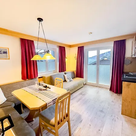 Appartements Bergfried - Ski In Ski Out Bis Ca Mitte Oder Ende Maerz, Inklusive Sommerkarte, Zentral Mit Ausblick Ueber Kaprun Kaprun