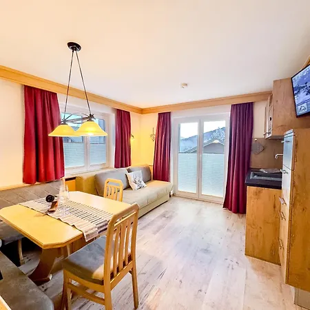 Appartements Bergfried - Ski In Ski Out Bis Ca Mitte Maerz, Inklusive Sommerkarte, Zentral Mit Ausblick Ueber Kaprun