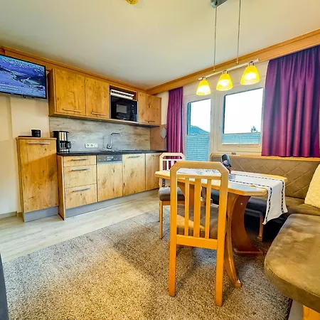 Appartements Bergfried - Ski In Ski Out Bis Ca Mitte Oder Ende Maerz, Inklusive Sommerkarte, Zentral Mit Ausblick Ueber Kaprun Apartament *