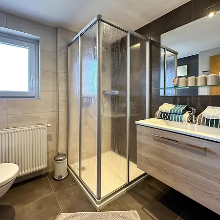 Appartements Bergfried - Ski In Ski Out Bis Ca Mitte Oder Ende Maerz, Inklusive Sommerkarte, Zentral Mit Ausblick Ueber Kaprun Apartament