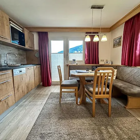 Appartements Bergfried - Inklusive Sommerkarte, Zentral Mit Ausblick Ueber Kaprun, Ski In Ski Out Apartmán